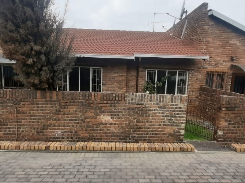 Modern 3 Bed Townhouse with Double Garage - Photo 1