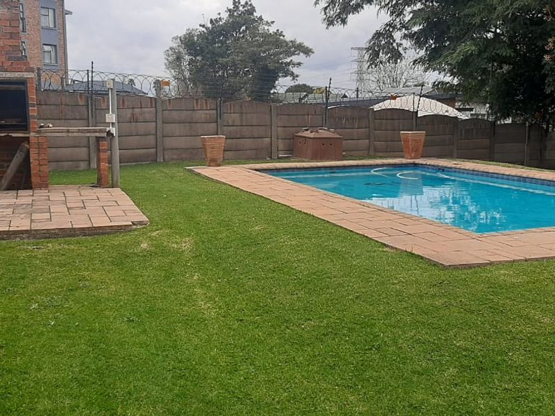 Modern 3 Bed Townhouse with Double Garage - Photo 2