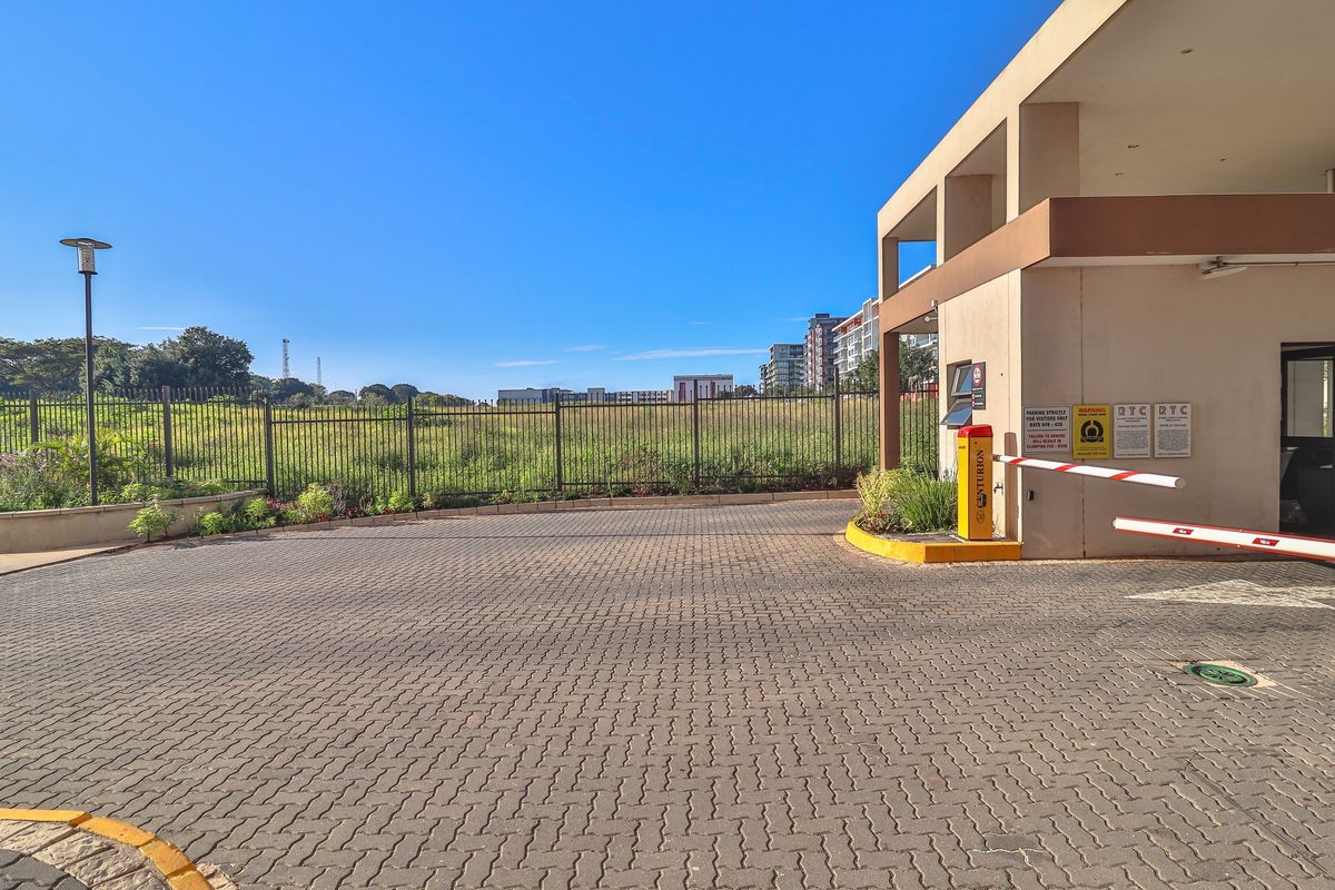 Luxurious 2 Bedroom Apartment in Umhlanga In the famous Ridge Town Central. - Photo 3