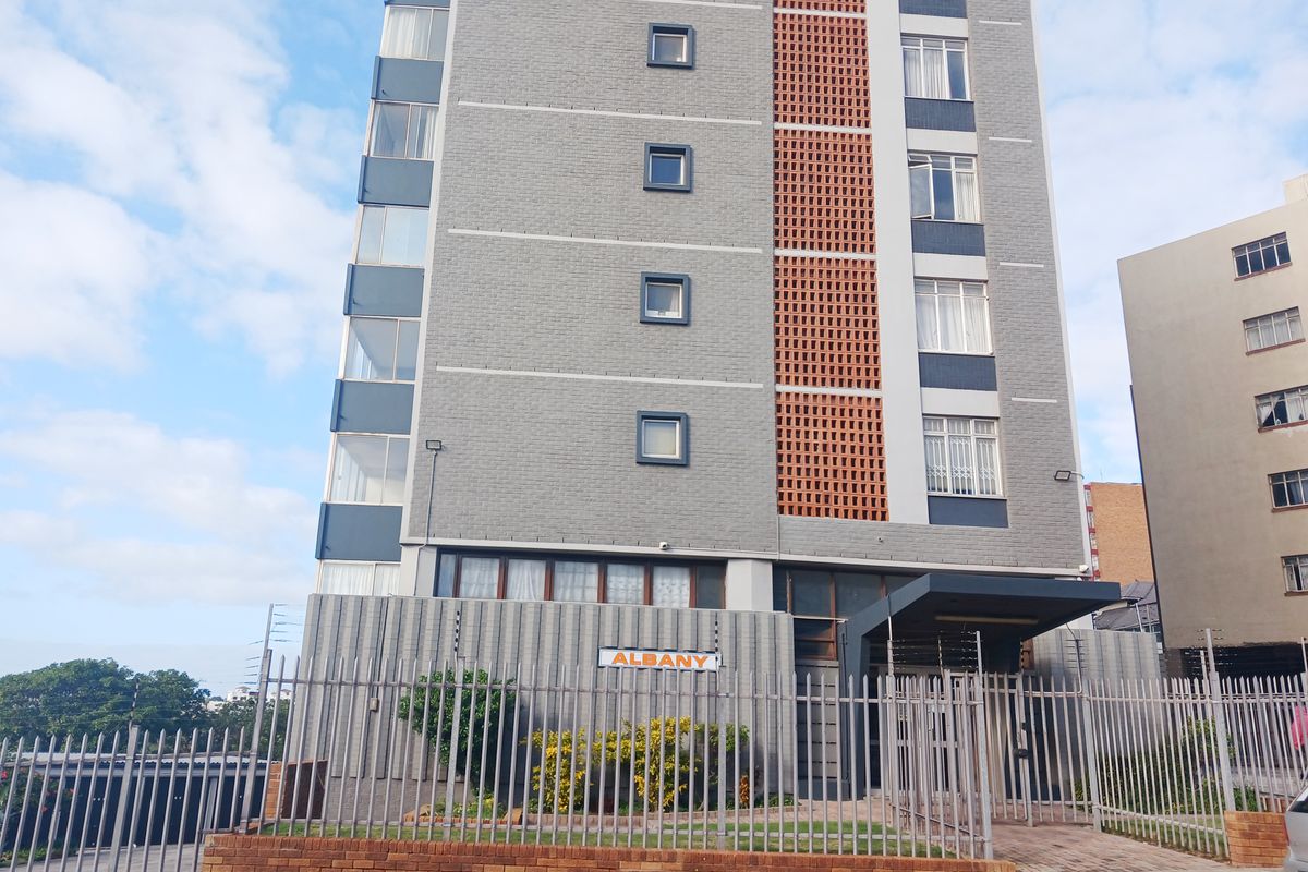 CENTRAL 2 BED 2.5 BATH APARTMENT WITH GARAGE FOR RENT - Photo 2
