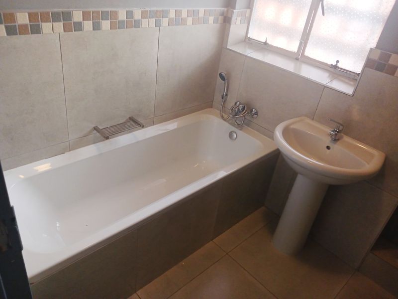 CENTRAL 2 BED 2.5 BATH APARTMENT WITH GARAGE FOR RENT - Photo 6