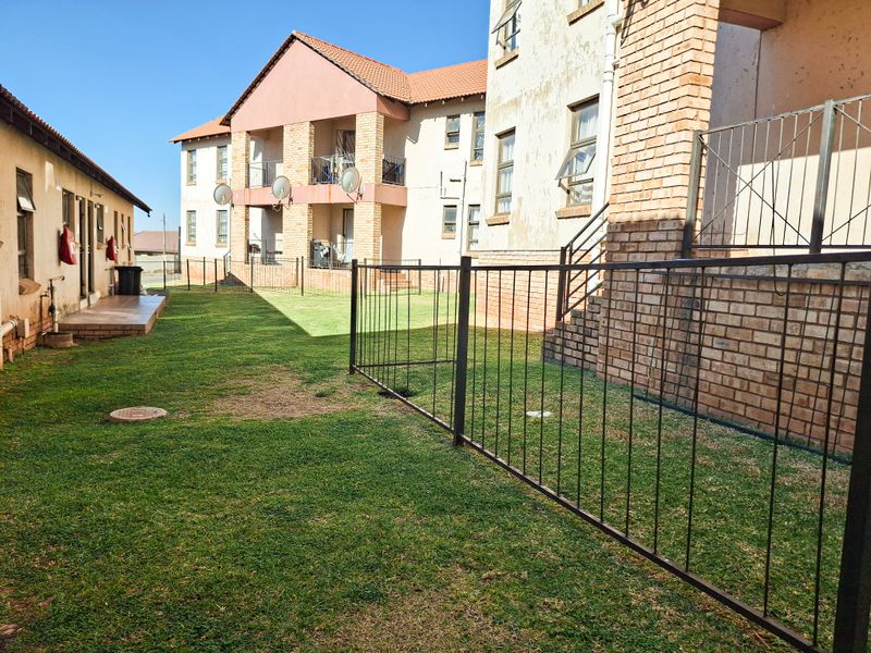 Beautiful, Spacious and well-maintained 3 bedroom Upstairs unit for sale. - Photo 1