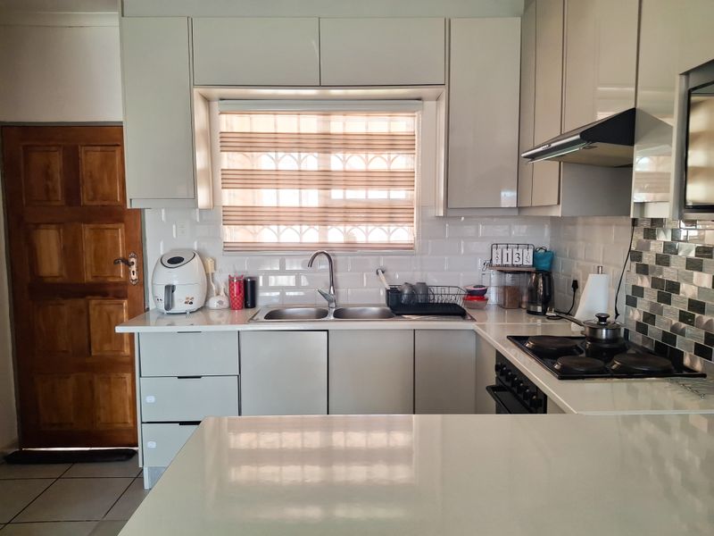 Beautiful, Spacious and well-maintained 3 bedroom Upstairs unit for sale. - Photo 9
