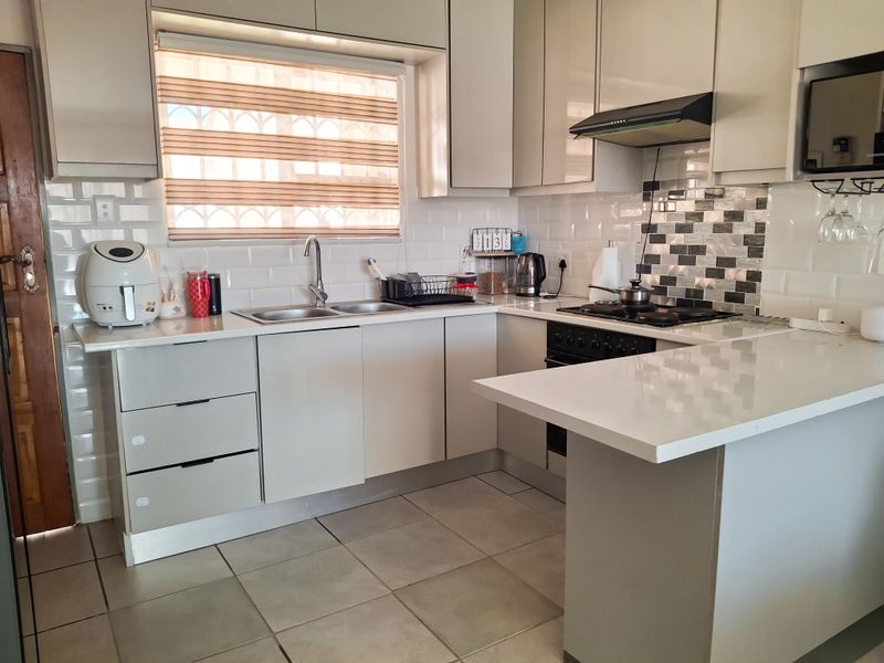 Beautiful, Spacious and well-maintained 3 bedroom Upstairs unit for sale. - Photo 10