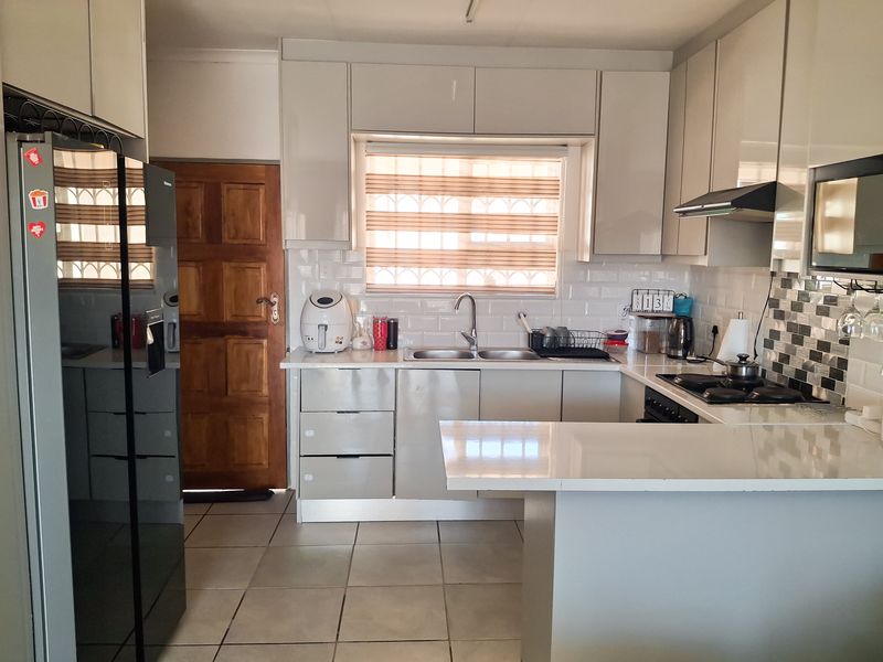Beautiful, Spacious and well-maintained 3 bedroom Upstairs unit for sale. - Photo 7