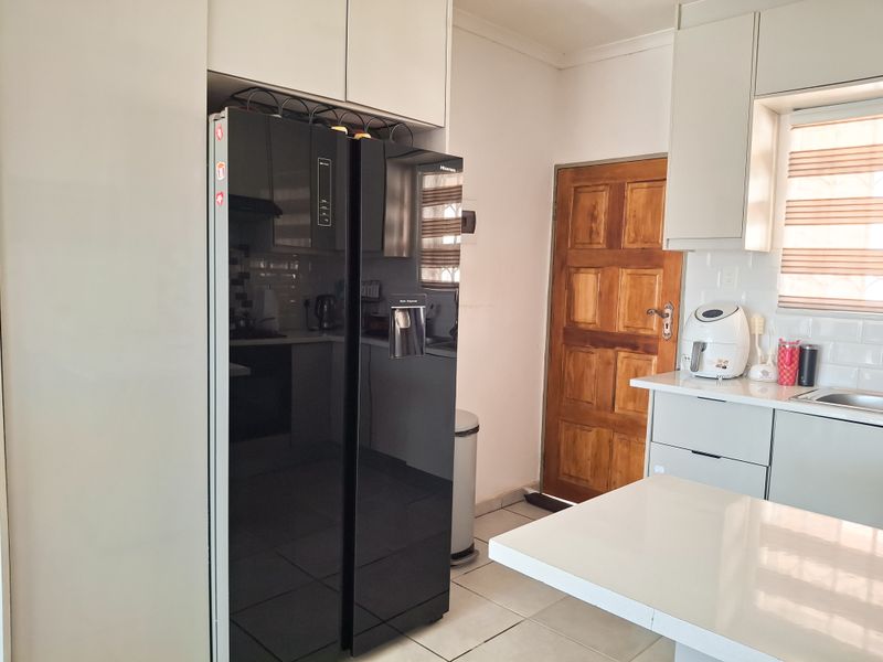 Beautiful, Spacious and well-maintained 3 bedroom Upstairs unit for sale. - Photo 8