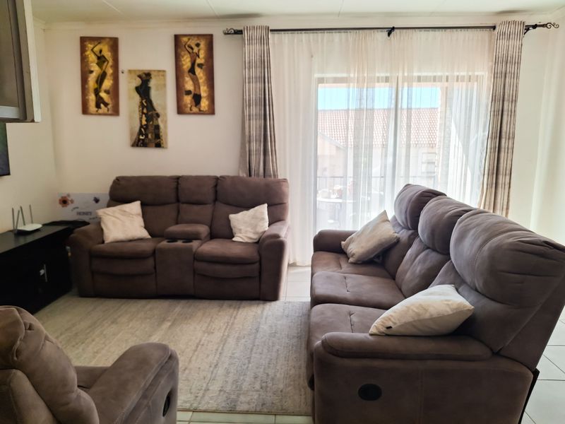 Beautiful, Spacious and well-maintained 3 bedroom Upstairs unit for sale. - Photo 6