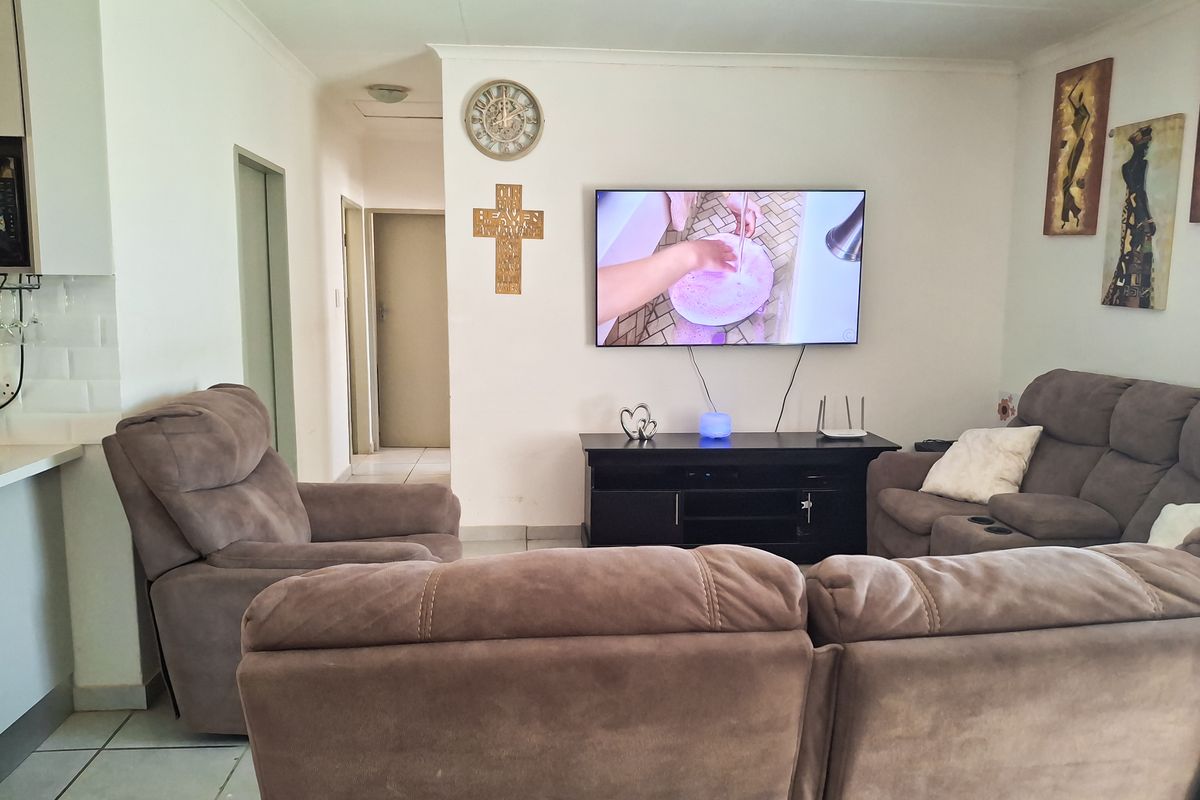 Beautiful, Spacious and well-maintained 3 bedroom Upstairs unit for sale. - Photo 4