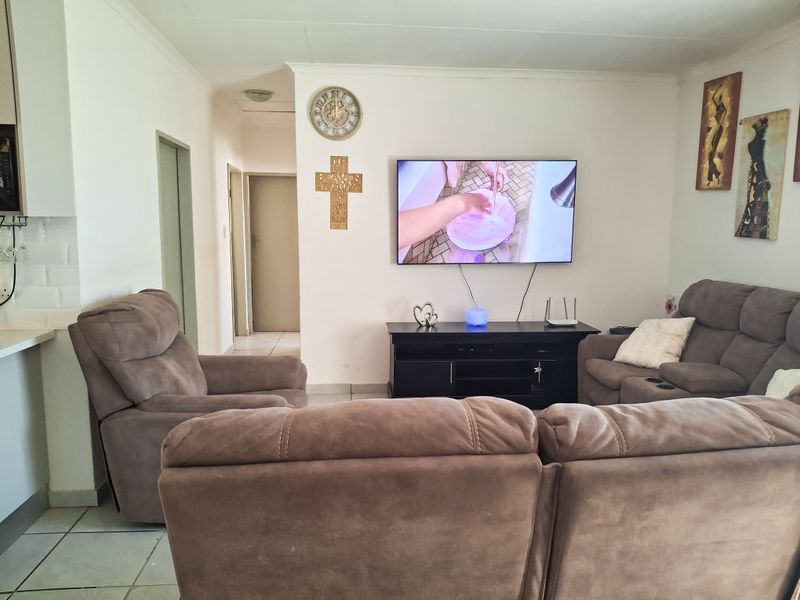 Beautiful, Spacious and well-maintained 3 bedroom Upstairs unit for sale. - Photo 4