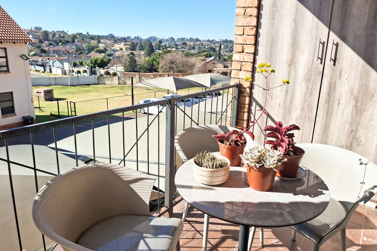 Beautiful, Spacious and well-maintained 3 bedroom Upstairs unit for sale. - Photo 3