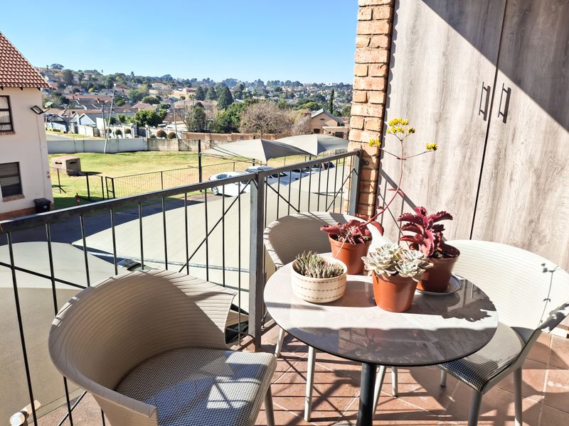 Beautiful, Spacious and well-maintained 3 bedroom Upstairs unit for sale. - Photo 3