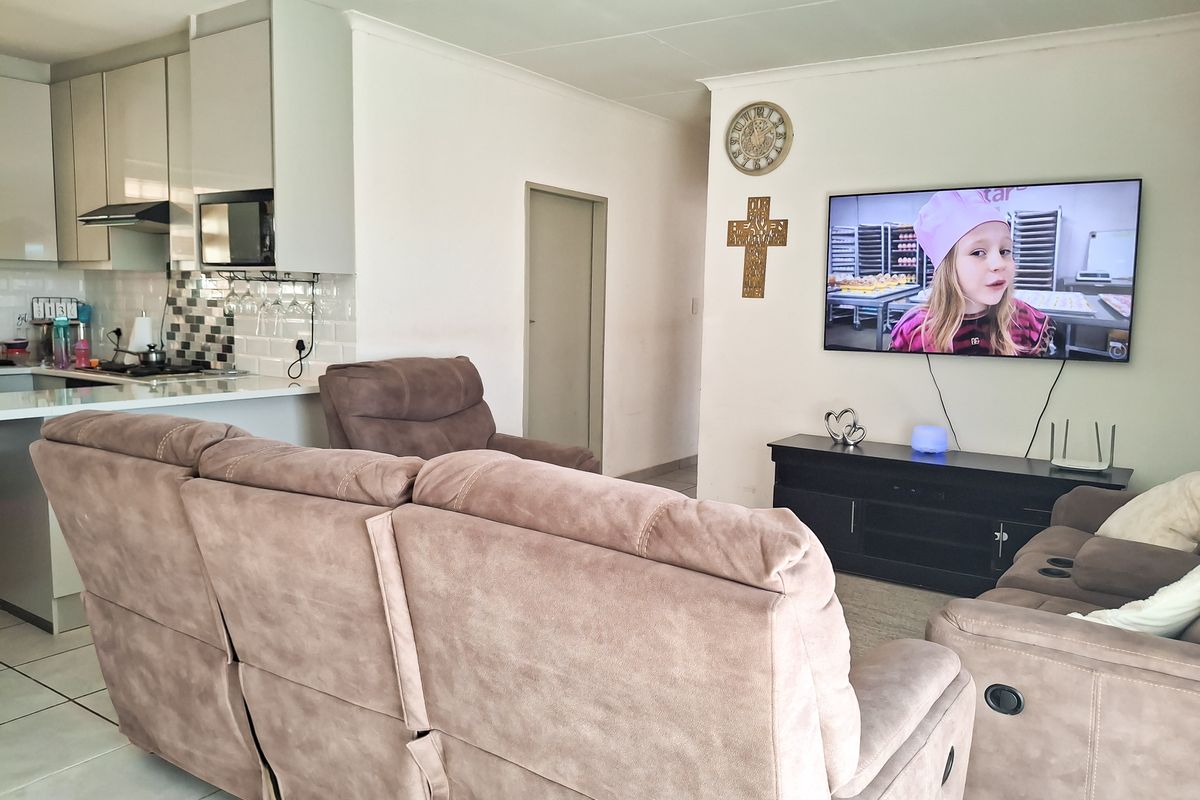 Beautiful, Spacious and well-maintained 3 bedroom Upstairs unit for sale. - Photo 5