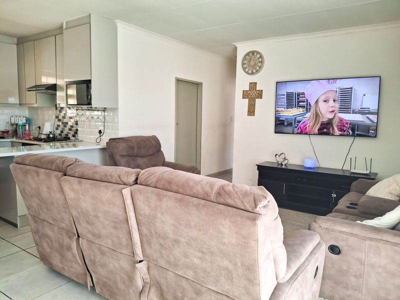 Beautiful, Spacious and well-maintained 3 bedroom Upstairs unit for sale. - Photo 5