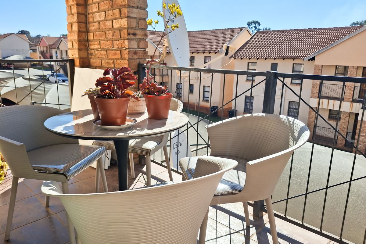 Beautiful, Spacious and well-maintained 3 bedroom Upstairs unit for sale. - Photo 2