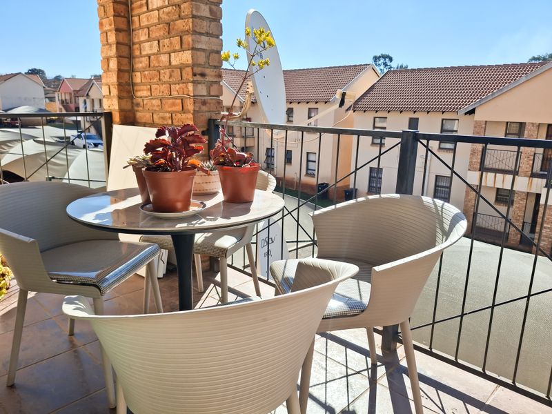 Beautiful, Spacious and well-maintained 3 bedroom Upstairs unit for sale. - Photo 2