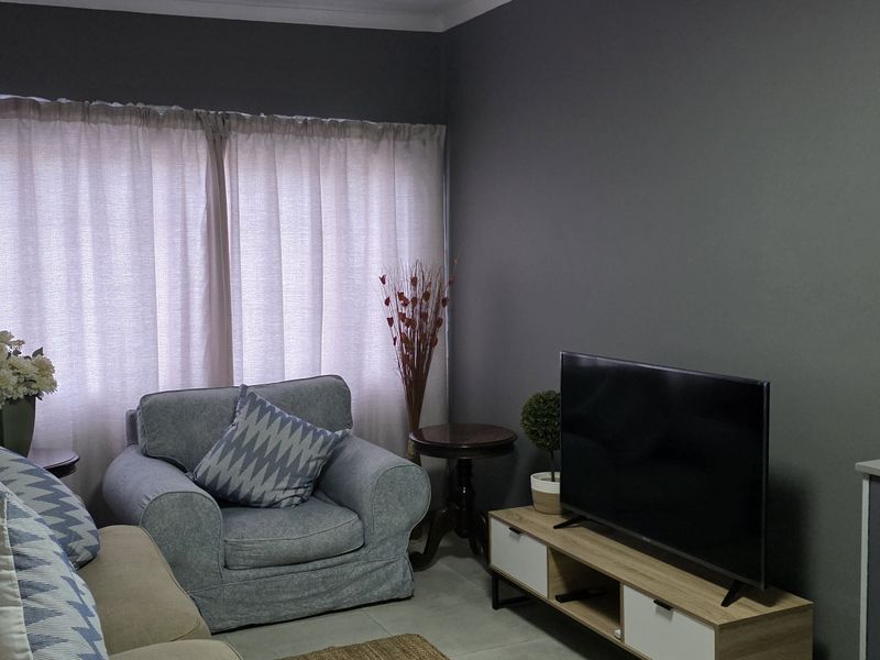 Modern Fully Furnished 1-Bedroom Flatlet to Let in Mooinooi - Photo 1