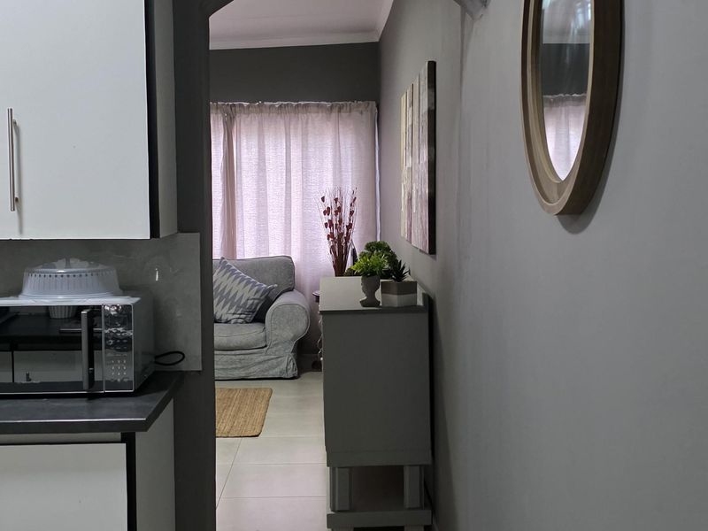 Modern Fully Furnished 1-Bedroom Flatlet to Let in Mooinooi - Photo 8