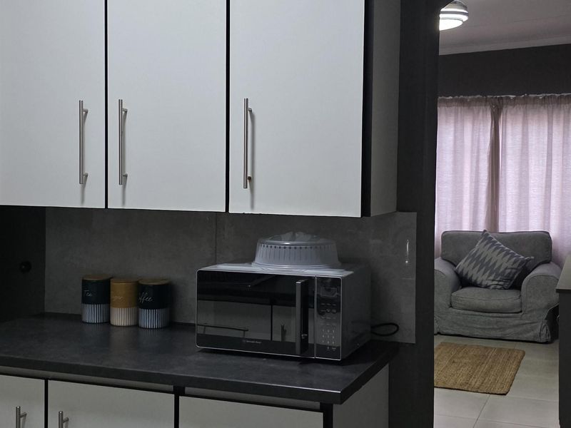 Modern Fully Furnished 1-Bedroom Flatlet to Let in Mooinooi - Photo 7