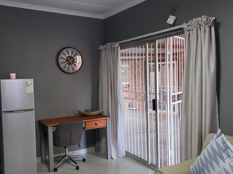 Modern Fully Furnished 1-Bedroom Flatlet to Let in Mooinooi - Photo 5