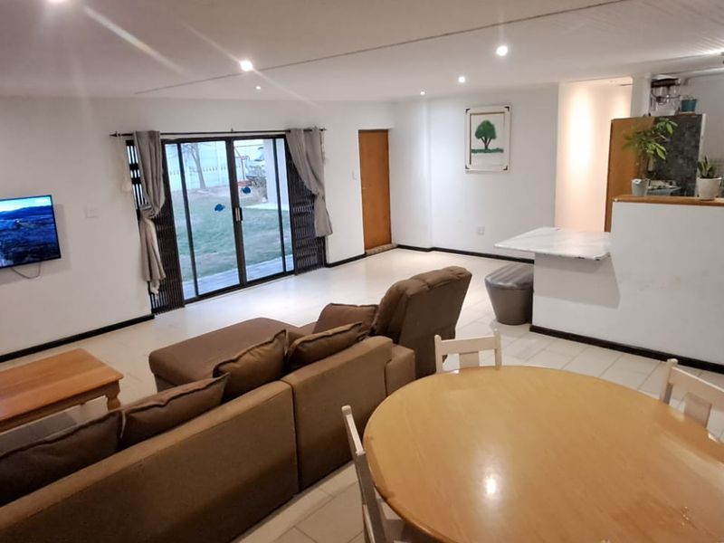 Spacious 5-Bedroom Family Retreat on a Large 1,500m2 Erf in Peaceful Penhill Estate - Photo 5