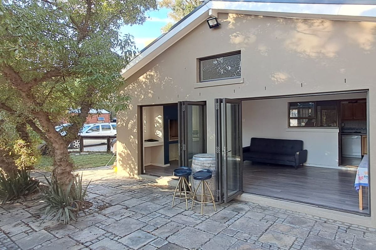 Spacious 5-Bedroom Family Retreat on a Large 1,500m2 Erf in Peaceful Penhill Estate - Photo 4