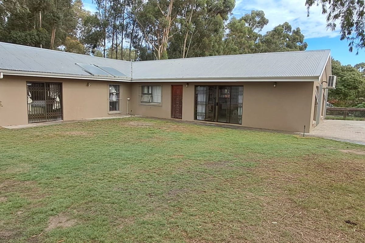 Spacious 5-Bedroom Family Retreat on a Large 1,500m2 Erf in Peaceful Penhill Estate - Photo 2