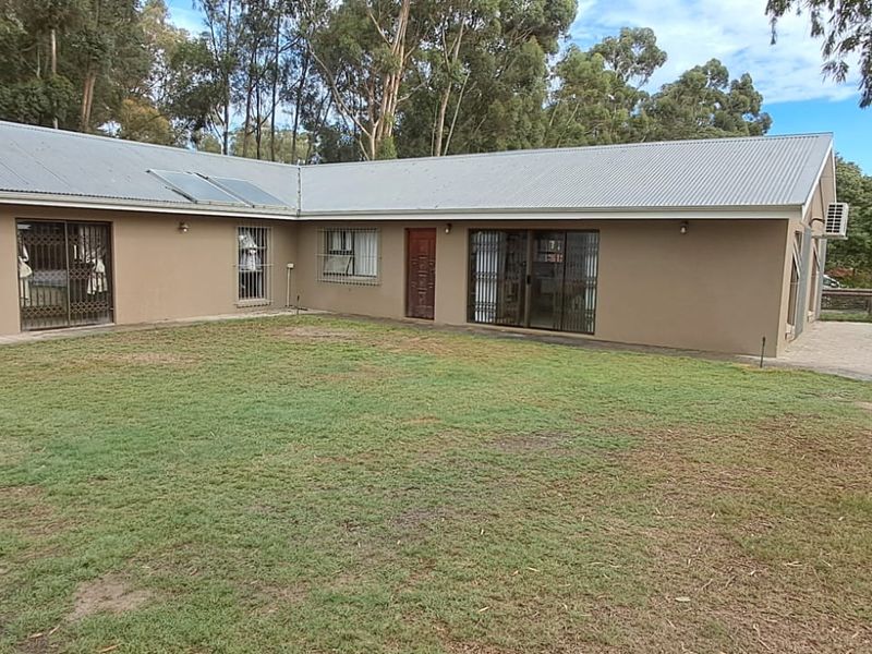 Spacious 5-Bedroom Family Retreat on a Large 1,500m2 Erf in Peaceful Penhill Estate - Photo 2