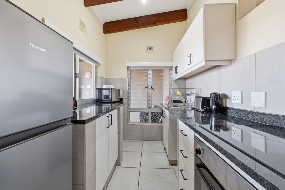 Stylish 2-Bedroom Apartment with Partial Sea Views - Photo 5