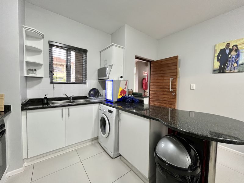 Comfortable Coastal Living with Full Air-Conditioning Throughout! - Photo 4