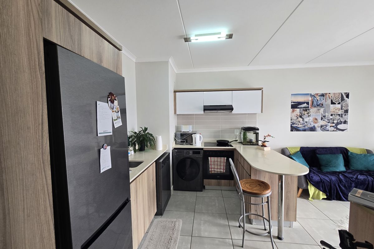 FIRST FLOOR APARTMENT-SOLE MANDATE - Photo 4