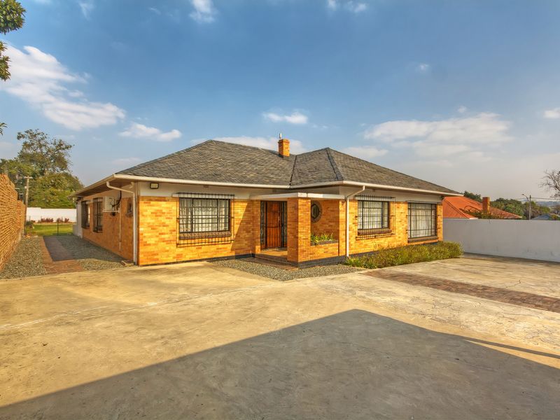 SPACIOUS  FAMILY HOME IN A SECURE BOOMED OFF AREA CCTV CAMARAS FOR CONVIENIENCE AND COMFORT..... - Photo 1