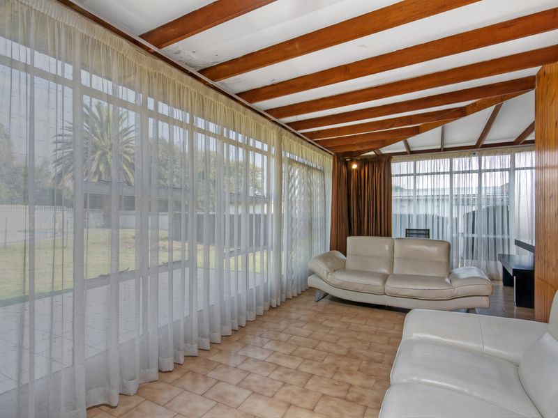 SPACIOUS  FAMILY HOME IN A SECURE BOOMED OFF AREA CCTV CAMARAS FOR CONVIENIENCE AND COMFORT..... - Photo 8