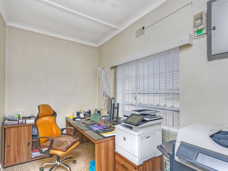 SPACIOUS  FAMILY HOME IN A SECURE BOOMED OFF AREA CCTV CAMARAS FOR CONVIENIENCE AND COMFORT..... - Photo 9