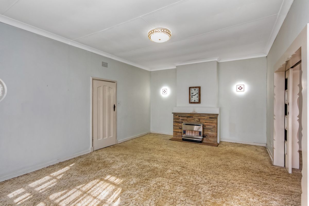 SPACIOUS  FAMILY HOME IN A SECURE BOOMED OFF AREA CCTV CAMARAS FOR CONVIENIENCE AND COMFORT..... - Photo 4