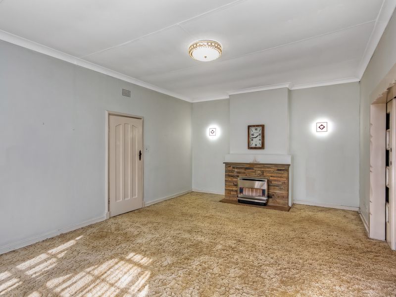 SPACIOUS  FAMILY HOME IN A SECURE BOOMED OFF AREA CCTV CAMARAS FOR CONVIENIENCE AND COMFORT..... - Photo 4