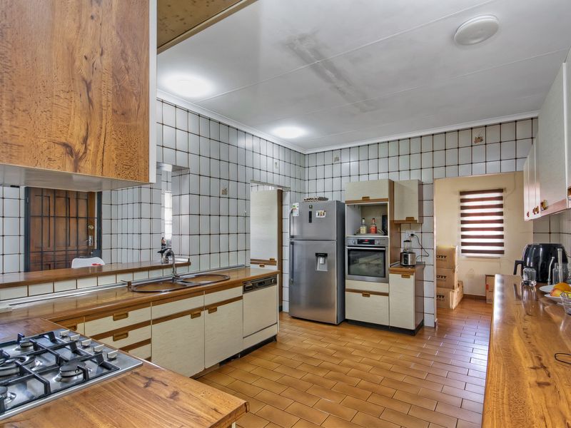 SPACIOUS  FAMILY HOME IN A SECURE BOOMED OFF AREA CCTV CAMARAS FOR CONVIENIENCE AND COMFORT..... - Photo 10
