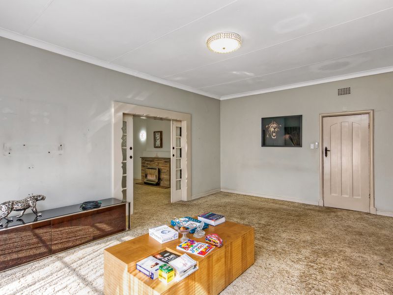 SPACIOUS  FAMILY HOME IN A SECURE BOOMED OFF AREA CCTV CAMARAS FOR CONVIENIENCE AND COMFORT..... - Photo 6