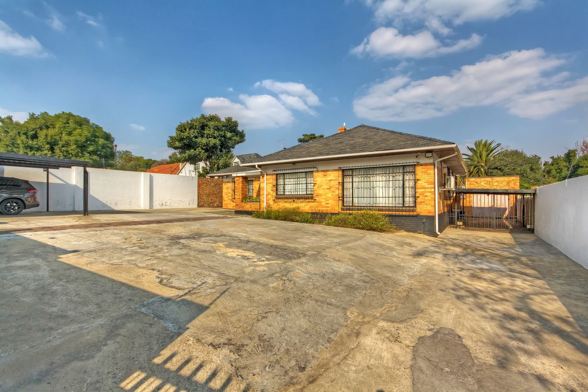 SPACIOUS  FAMILY HOME IN A SECURE BOOMED OFF AREA CCTV CAMARAS FOR CONVIENIENCE AND COMFORT..... - Photo 3
