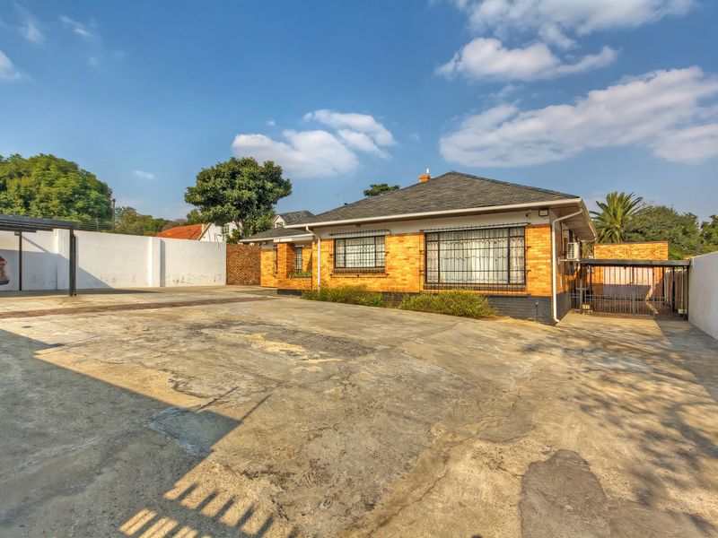 SPACIOUS  FAMILY HOME IN A SECURE BOOMED OFF AREA CCTV CAMARAS FOR CONVIENIENCE AND COMFORT..... - Photo 3