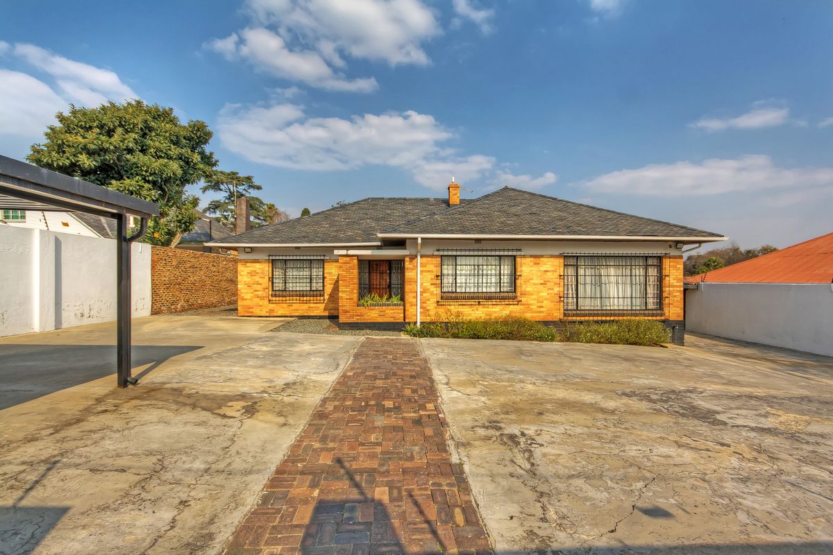 SPACIOUS  FAMILY HOME IN A SECURE BOOMED OFF AREA CCTV CAMARAS FOR CONVIENIENCE AND COMFORT..... - Photo 2