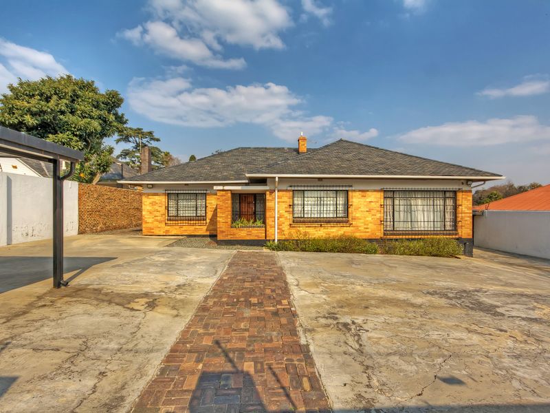 SPACIOUS  FAMILY HOME IN A SECURE BOOMED OFF AREA CCTV CAMARAS FOR CONVIENIENCE AND COMFORT..... - Photo 2