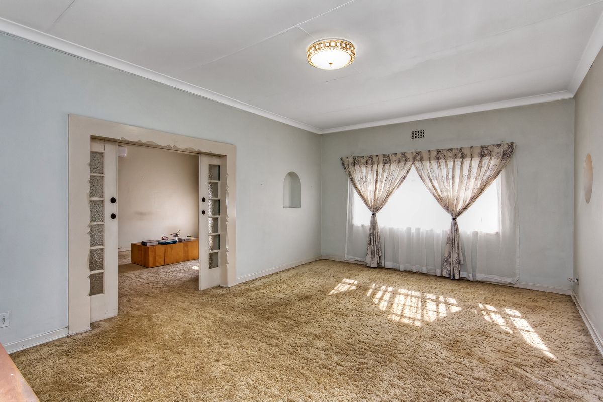 SPACIOUS  FAMILY HOME IN A SECURE BOOMED OFF AREA CCTV CAMARAS FOR CONVIENIENCE AND COMFORT..... - Photo 5