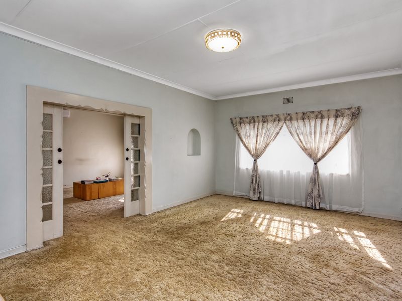 SPACIOUS  FAMILY HOME IN A SECURE BOOMED OFF AREA CCTV CAMARAS FOR CONVIENIENCE AND COMFORT..... - Photo 5