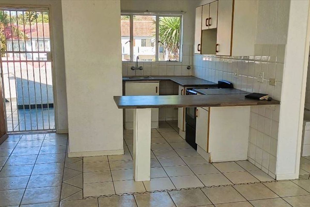 1st Floor Townhouse in the beautiful suburb of Glen Marais.  Family friendly with pool and playpark. - Photo 2