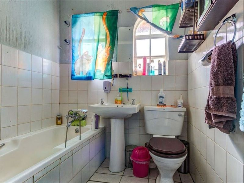 2 Bedroom townhouse with own private garden clos to a shopping centre and schools - Photo 1
