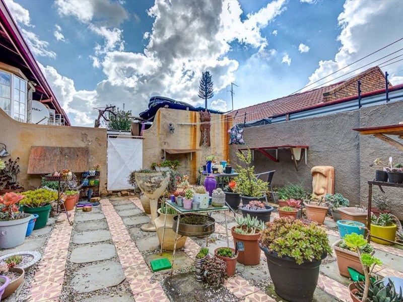 2 Bedroom townhouse with own private garden clos to a shopping centre and schools - Photo 6