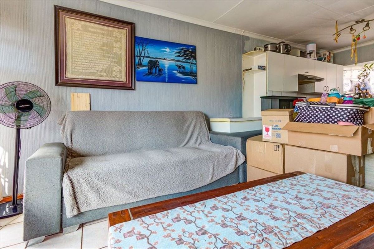 2 Bedroom townhouse with own private garden clos to a shopping centre and schools - Photo 4