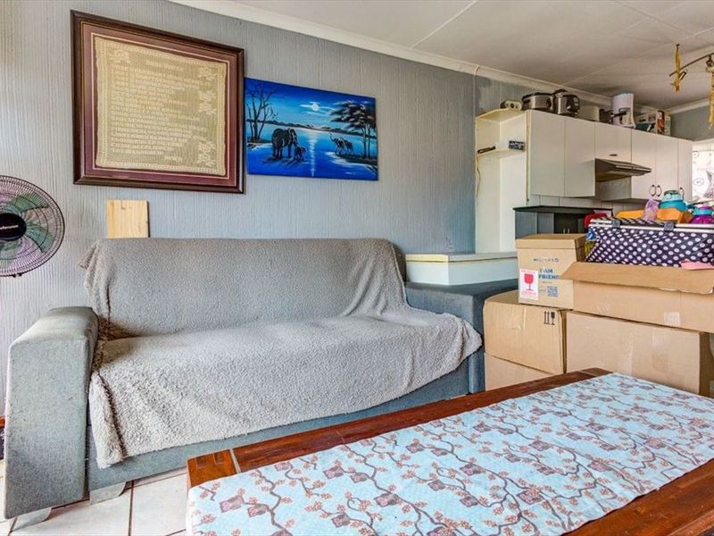 2 Bedroom townhouse with own private garden clos to a shopping centre and schools - Photo 4
