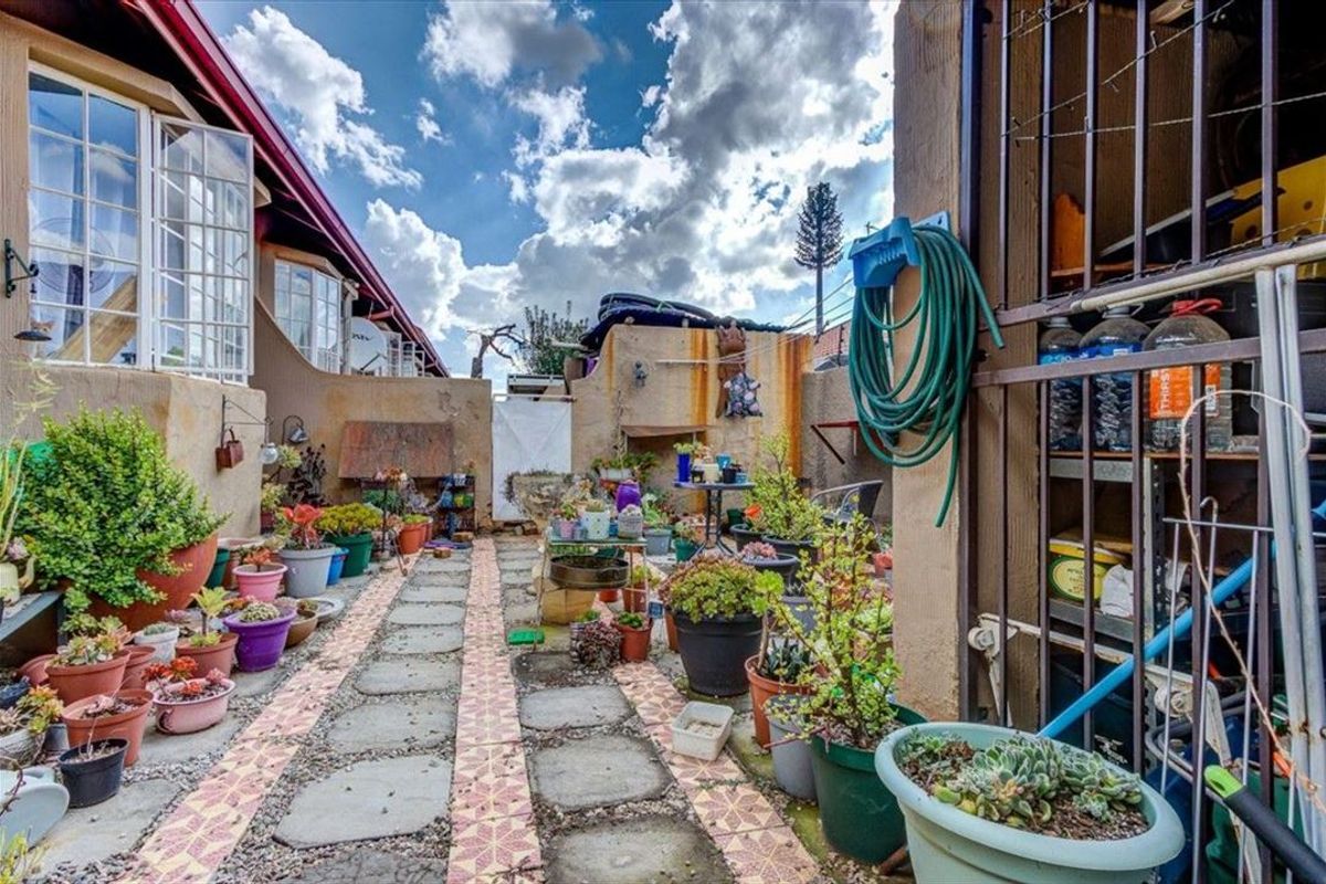 2 Bedroom townhouse with own private garden clos to a shopping centre and schools - Photo 5