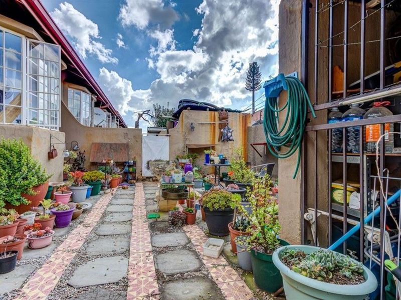 2 Bedroom townhouse with own private garden clos to a shopping centre and schools - Photo 5